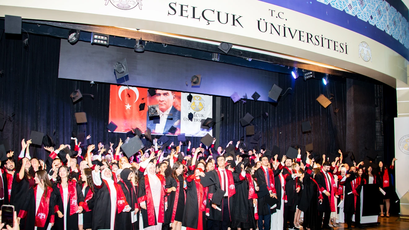 Selçuk Tıp’tan 185 genç doktor mezun oldu